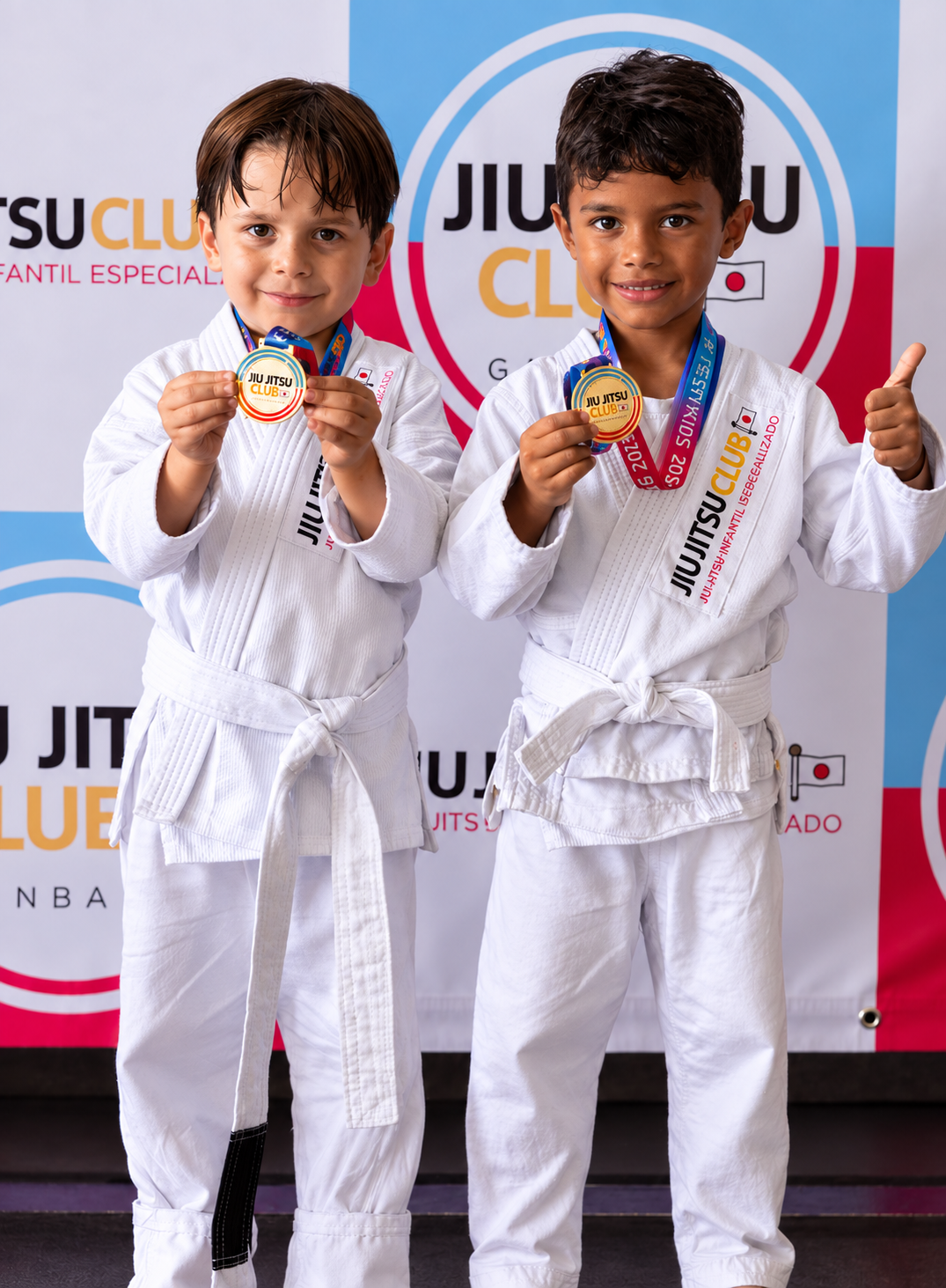 Dois alunos sorrindo com medalhas de conquista