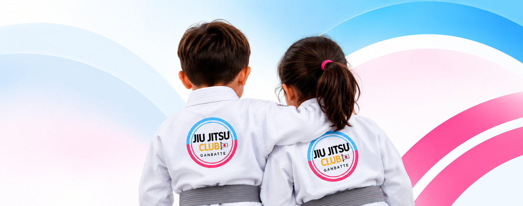 Duas crianças de kimono branco, de costas, com os patches do Jiu Jitsu Club Ganbatte, sob arcos azul e rosa