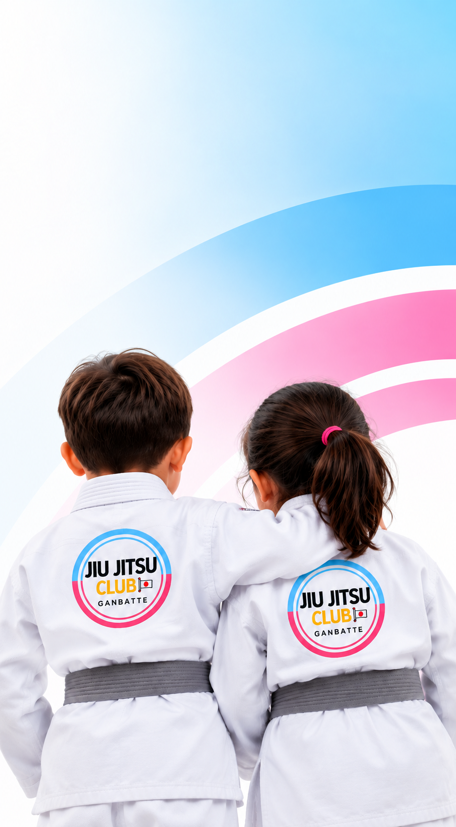 Duas crianças de kimono branco, de costas, com os patches do Jiu Jitsu Club Ganbatte, sob arcos azul e rosa