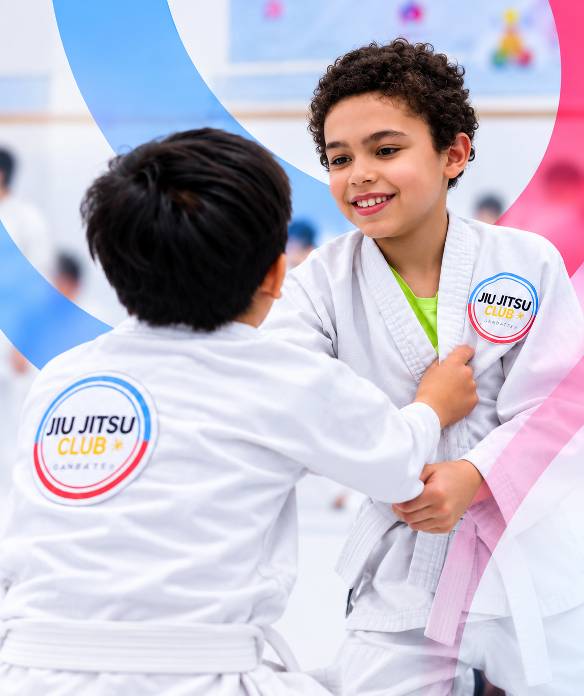 Dois alunos da Jiu Jitsu Club se cumprimentando com respeito e sorrindo, com os arcos azul e rosa da marca ao fundo
